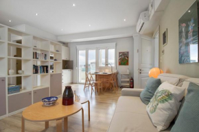 Central Apartment on Lionsquare with Sea and City View